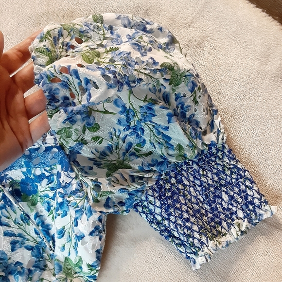 ALICE + OLIVIA Floral Lace Up Crawford Smocked Crop Top Size Small - Picture 5 of 8